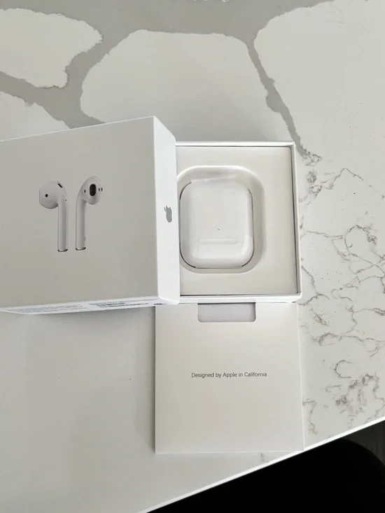 Apple White Wireless Earbuds with Charging Case